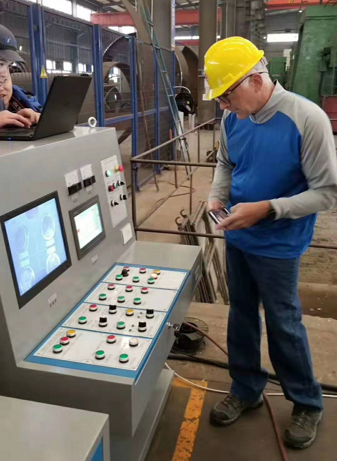 掘順機(jī)械公司德國工程師認(rèn)真試驗(yàn)新型頂管機(jī)